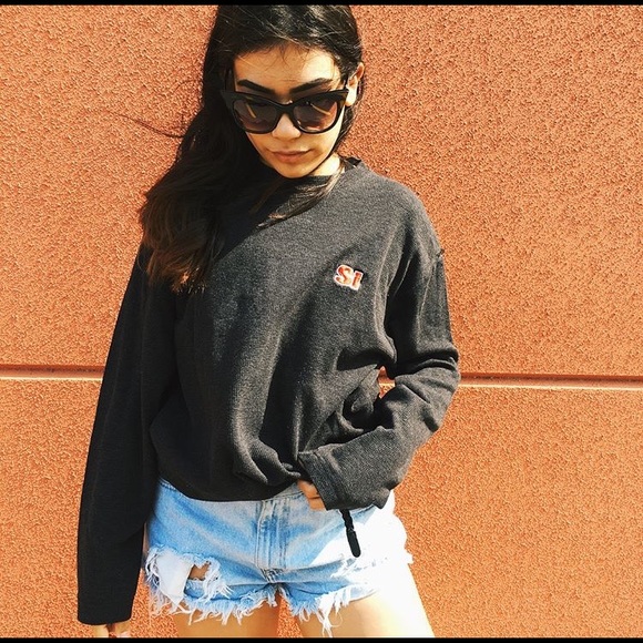 Sports Illustrated Grey Sweater - Picture 3 of 4